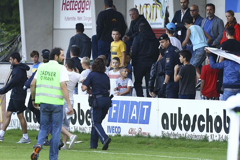 Hass und Gewalt: Prügel-Fans stürmen das Feld mit Palästina-Fahnen und gehen auf die Spieler der israelischen Mannschaft los. Die Bilder.