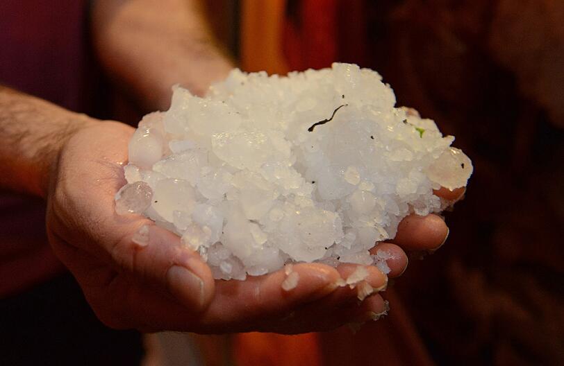 In Freiburg sind diese Hagel-Monster vom Himmel gefallen: Ein starkes Gewitter hat über Bayern und Baden-Württemberg gewütet. Die Bilder...