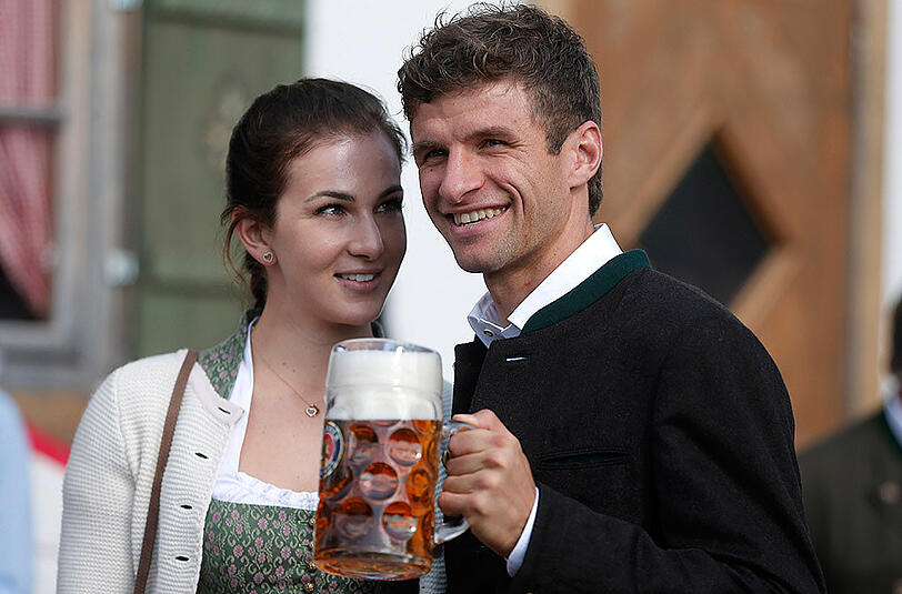 Zünftig: Bayern-Profi Thomas Müller und seine Frau Lisa beim offiziellen Wiesn-Besuch.