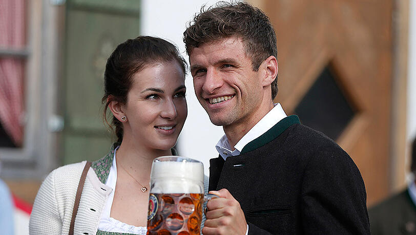 Zünftig: Bayern-Profi Thomas Müller und seine Frau Lisa beim offiziellen Wiesn-Besuch. Zünftig: Bayern-Profi Thomas Müller und seine Frau Lisa beim offiziellen Wiesn-Besuch.
