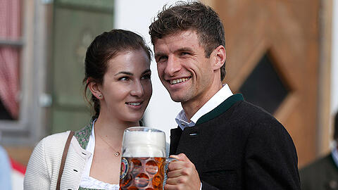 Zünftig: Bayern-Profi Thomas Müller und seine Frau Lisa beim offiziellen Wiesn-Besuch.