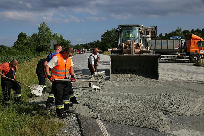 Bohrschlamm auf der B12 bei Forstinning löste ein Verkehrschaos aus. Bis weit in die Nacht hinein kam es zu Behinderungen.