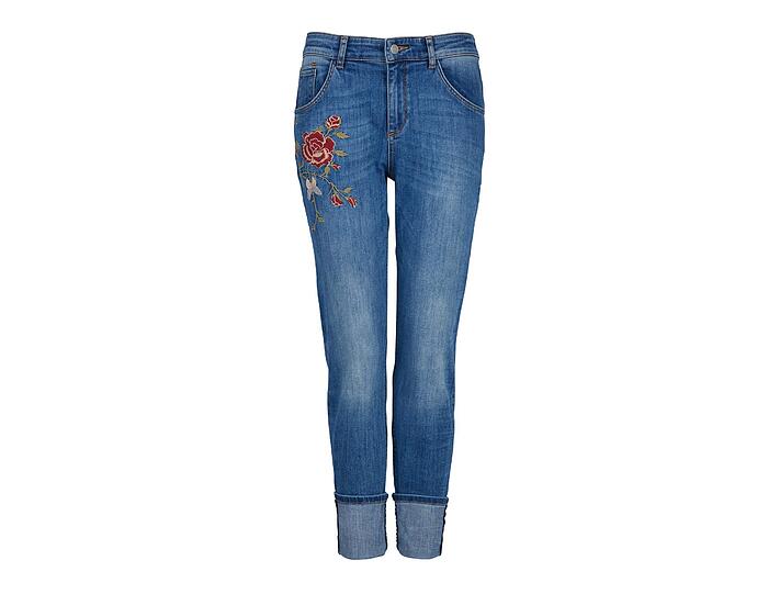 Schick bestickt: Blumenranken und Schmetterlinge auf Denim sind im Trend.