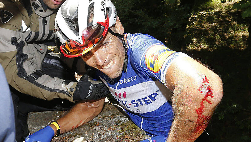 Nach dem Sturz über die Mauer: Der belgische Radprofi Philippe Gilbert kommt wieder nach oben - die Bilder. Nach dem Sturz über die Mauer: Der belgische Radprofi Philippe Gilbert kommt wieder nach oben - die Bilder.