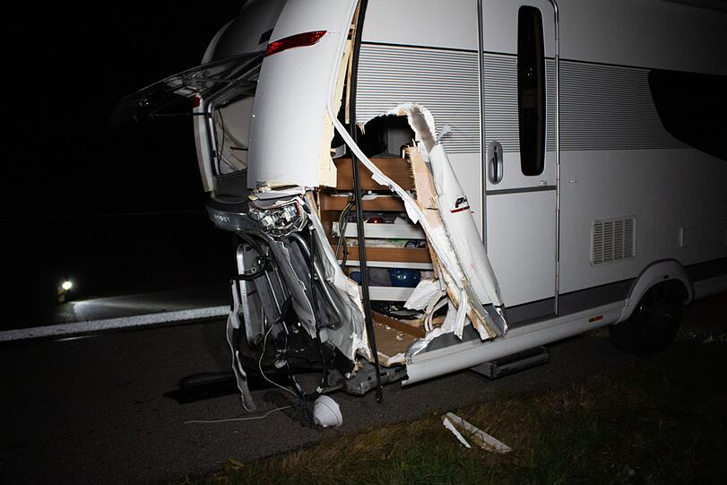 Bei einem schweren Unfall auf der A9 kam ein 22-Jähriger ums Leben.