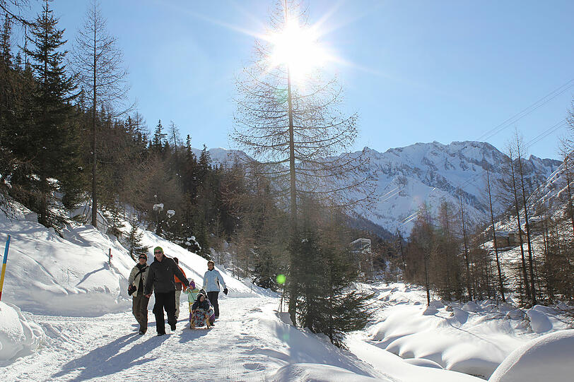 Lohnende Wanderziele sind stille Bergseen und aussichtsreiche Gipfel wie der 3.294 m hohe Muttler, insgesamt erschließen 250 km Wanderwege und Themenwege die Region.