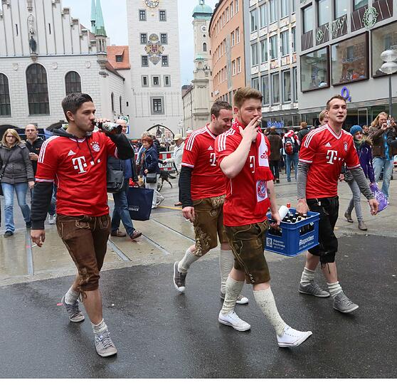 Die Bayernfans sind bereit für einen außergewöhnlichen Fußballabend. Bei brittischem Wetter und bayerischem Bier präsentieren sie die Fans lautstark am Marienplatz. Die besten Bilder.