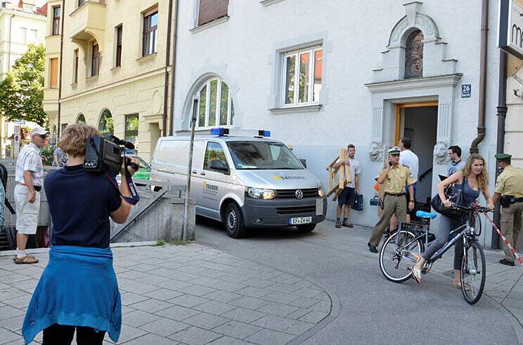 28. August, 13.00 Uhr:  Experte Sobieralski trifft mit Polizeieskorte ein. Es sind immer noch Menschen in der Sperrzone.