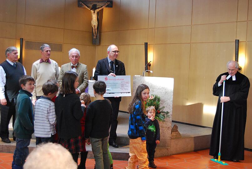 Seit einigen Wochen regnet es durch das Kirchendach der Carolinenkirche in den Altarraum. Pfarrer Ulrich Wagner greift häufiger zum Schrubber, um Wasserpfützen zu entfernen.