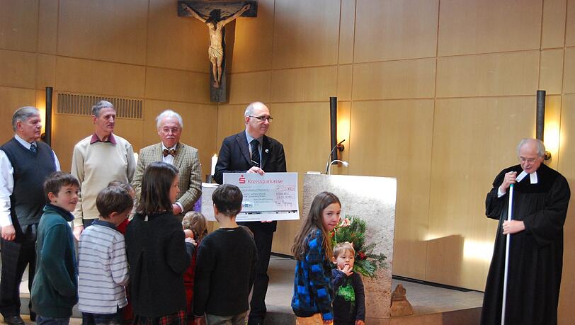 Seit einigen Wochen regnet es durch das Kirchendach der Carolinenkirche in den Altarraum. Pfarrer Ulrich Wagner greift häufiger zum Schrubber, um Wasserpfützen zu entfernen. Seit einigen Wochen regnet es durch das Kirchendach der Carolinenkirche in den Altarraum. Pfarrer Ulrich Wagner greift häufiger zum Schrubber, um Wasserpfützen zu entfernen.
