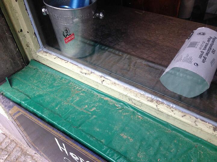 Da ist nämlich über die Jahre schon viel vernachlässigt worden. Auch so ein Fensterrahmen wird halt nicht jünger.