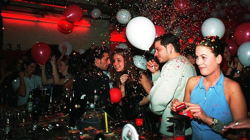Glitzer, House und klar, die Kippe an der Bar: Ende der 90er ist die Milchbar der Ort fürs schöne Feiervolk, nicht nur montags am "Blue Monday".