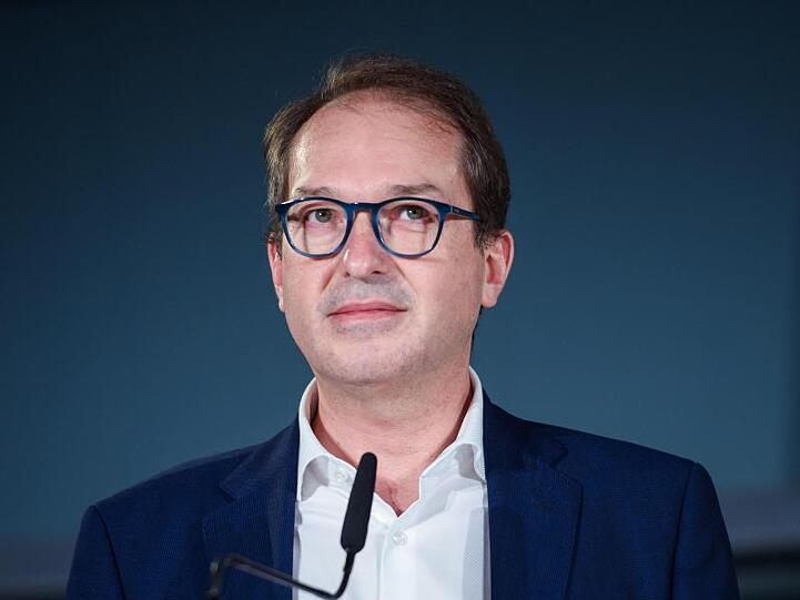 Alexander Dobrindt (CSU) steht vor einem Mikrofon. Foto: Gregor Fischer/dpa/Archivbild