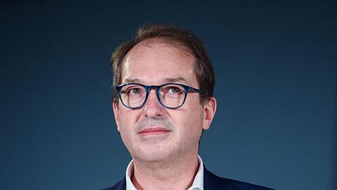 Alexander Dobrindt (CSU) steht vor einem Mikrofon. Foto: Gregor Fischer/dpa/Archivbild