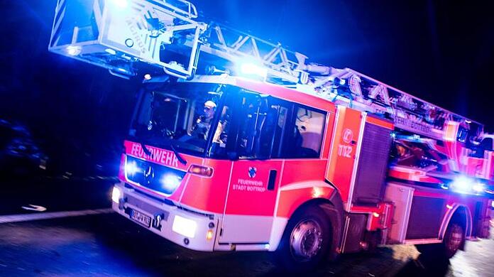 Wegen Brandgeruch und einem technischen Defekt musste ein Wohnhaus komplett vom Stromnetz genommen werden. (Symbolbild)