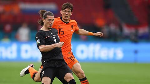 Der Österreicher Marcel Sabitzer (l) schirmt den Ball gegen Marten de Roon ab.