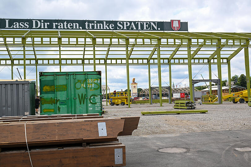Die Verkleidung fehlt noch, aber das Spaten-Zelt steht schon an richtiger Stelle.