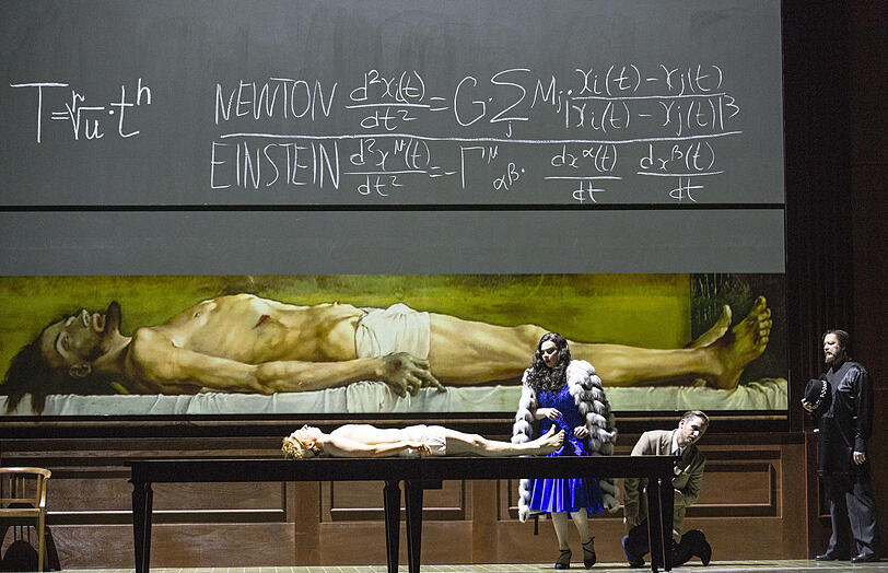 Bogdan Volkov (Myschkin) und Ausrine Stundyte (Nastassja) vor dem Holbein-Gemälde in Mieczyslaw Weinbergs Oper "Der Idiot" bei den Salzburger Festspielen.