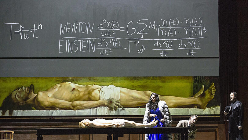 Bogdan Volkov (Myschkin) und Ausrine Stundyte (Nastassja) vor dem Holbein-Gemälde in Mieczyslaw Weinbergs Oper "Der Idiot" bei den Salzburger Festspielen.