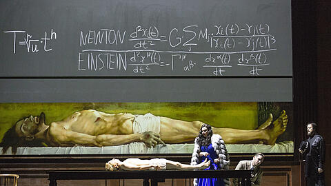 Bogdan Volkov (Myschkin) und Ausrine Stundyte (Nastassja) vor dem Holbein-Gemälde in Mieczyslaw Weinbergs Oper "Der Idiot" bei den Salzburger Festspielen.
