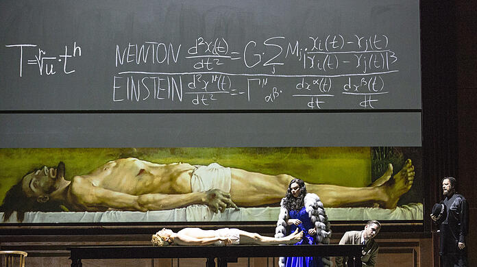 Bogdan Volkov (Myschkin) und Ausrine Stundyte (Nastassja) vor dem Holbein-Gemälde in Mieczyslaw Weinbergs Oper "Der Idiot" bei den Salzburger Festspielen.