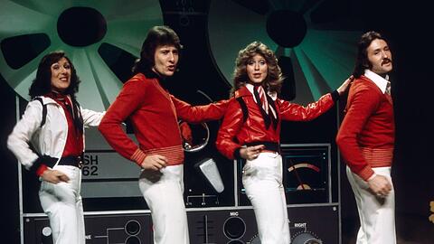 Nicky Stevens, Lee Sheriden, Sandra Stevens und Martin Lee (v.l.) von Brotherhood of Man während eines Auftritts in den 1970ern.