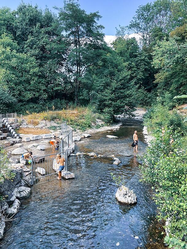 Der eingezäunte Wasserspielplatz an der Würm. Der eingezäunte Wasserspielplatz an der Würm.