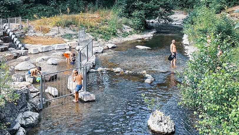 Der eingezäunte Wasserspielplatz an der Würm. Der eingezäunte Wasserspielplatz an der Würm.