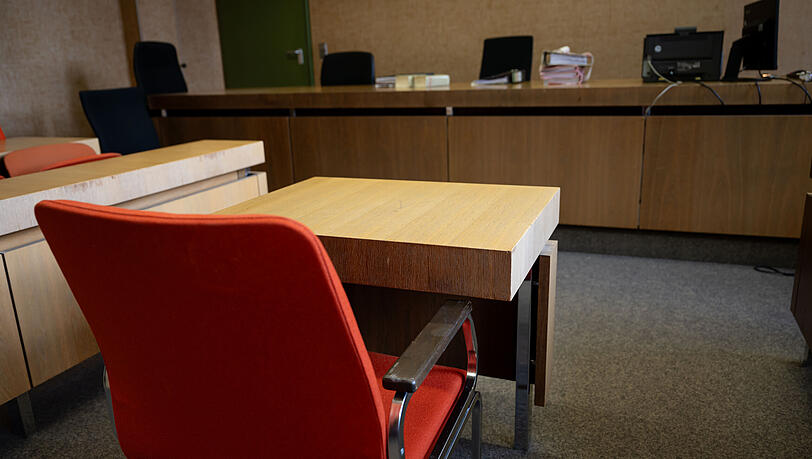 Am Donnerstag hat vor dem Landgericht I die Verhandlung in einem Fall schweren sexuellen Missbrauchs von Kindern und Jugendlichen begonnen.