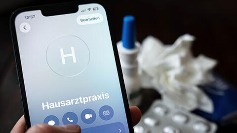 Einen Zusammenhang zwischen den hohen Krankenst&auml;nden der vergangenen Jahre und der telefonischen Krankschreibung sieht &Ouml;konom Daniel Graeber nicht. (Symbolbild)