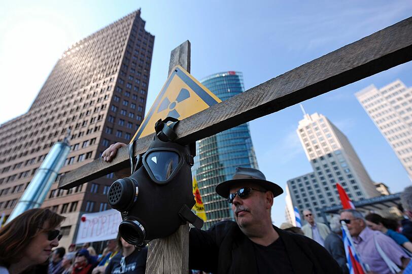 Aber auch in anderen Städten wurde demonstriert: In Berlin tragen die Mensch die Atomkraft zu Grabe.