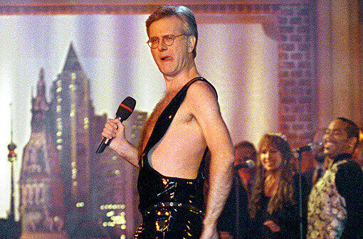 Im Jahr 1996 verkleidete sich Harald Schmidt in seiner Sat.1-Show als Freddie Mercury und sang den Queen-Klassiker &bdquo;Bohemian Rhapsody&ldquo;.