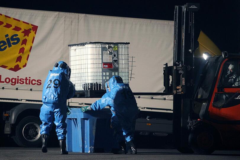 Spezialisten in Schutzanzügen arbeiten im Industriegebiet Kürnach, nachdem dort stark giftige Flusssäure ausgelaufen ist.