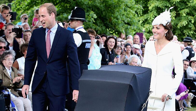William und Kate auf dem Weg zur Taufe von Prinzessin Charlotte William und Kate auf dem Weg zur Taufe von Prinzessin Charlotte