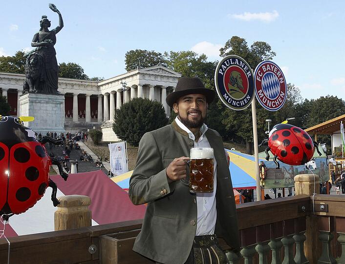 Auch Arturo Vidal ist erstmals mit dem Deutschen Rekordmeister auf der Wiesn unterwegs.