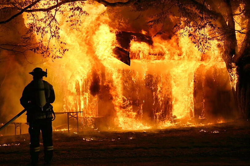 Die kleine Hütte am Waldrand stand beim Eintreffen der Feuerwehr im Volbrand. Die Flammen schlugen teilweise bis zu zwölf Meter hoch.