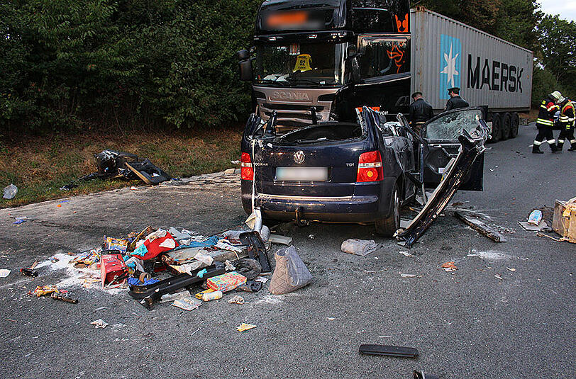 Bei dem Crash wurde der VW Touran komplett zerstört. Die Bilder von der Unfallstelle.