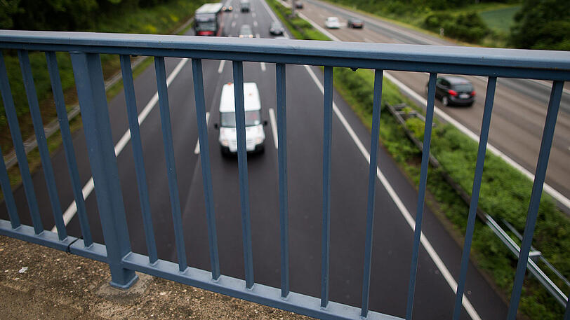 Der Unbekannte warf einen Pflasterstein von einer Autobahnbrücke auf der A8. (Archivbild)