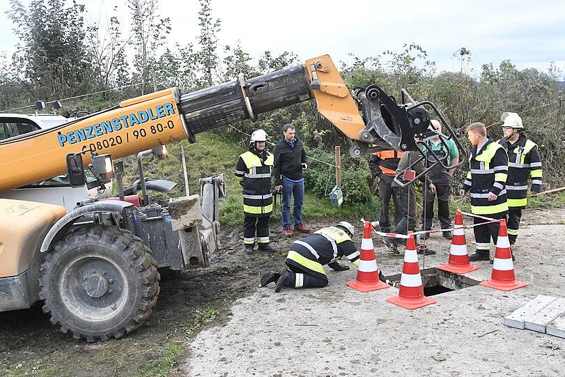 Sechs Stunden lang kämpften zahlreiche Hilfskräfte in Großpienzenau in der Gemeinde Weyarn um die Rettung einer 500 Kilogramm schweren Kuh, die in eine Odelgrube gestürzt war.