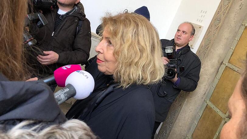 Michaela May sagt sichtlich bewegt: "Er ist sich immer treu geblieben, wie ein oberbayerischer Fels in sich geruht - und konnte beim Singen eine Leichtigkeit entwickeln! Ehrlich, aufrichtig, guter Humor - das gibt&rsquo;s leider selten."