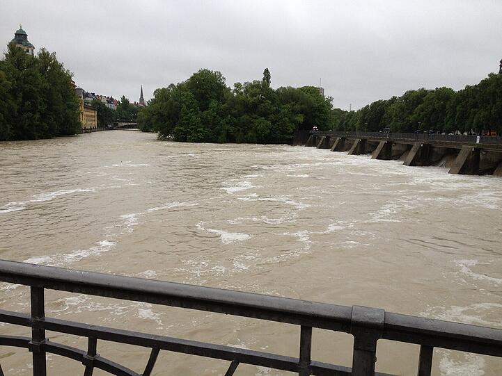 Bis Montag könnte die Isar bis zu vier Meter hoch steigen.