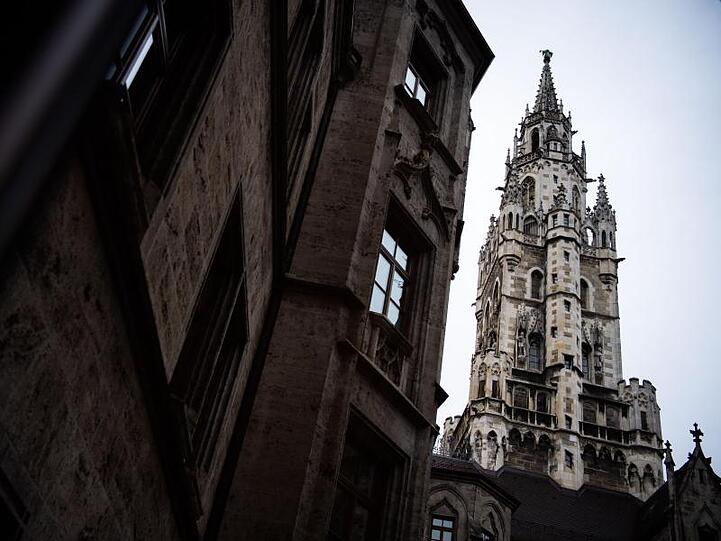 Blick auf den Turm vom Neuen Rathaus München aus dem Hinterhof. Foto: Lino Mirgeler/dpa/Archivbild
