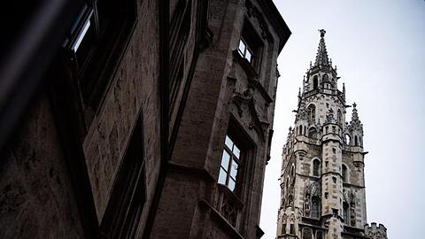 Blick auf den Turm vom Neuen Rathaus München aus dem Hinterhof. Foto: Lino Mirgeler/dpa/Archivbild