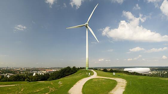 Das Windrad der Stadtwerke neben der Fröttmaninger Arena soll am Mittwoch in Regenbogenfarben angeleuchtet werden.