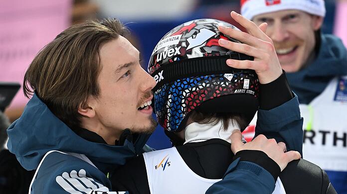 Erst glücklich, dann disqualifiziert: Johann André Forfang (l) und Marius Lindvik (r). Erst glücklich, dann disqualifiziert: Johann André Forfang (l) und Marius Lindvik (r).