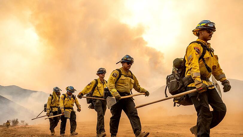 Mehr als 2.000 Einsatzkräfte kämpfen gegen das "Gifford Fire" in einem Waldgebiet nahe Santa Barbara.