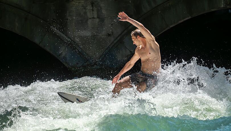 Surfen an der Eisbachwelle ist wieder einmal nicht m&ouml;glich - Grund sind Arbeiten wegen Manipulationen an einem Wehr. (Archivbild)