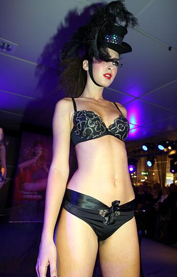 Dessous-Verführung a la Burlesque: Die sexy Modenschau ließ keine Wünsche offen. Die Bilder!
