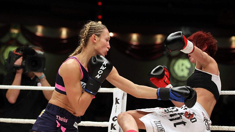 Normalerweise steht Theiss im Ring. Aber die schöne Blondine lässt sich auch gerne Fotografieren. Erst kürzlich war sie leichtbekleidet in der FHM zu sehen... Normalerweise steht Theiss im Ring. Aber die schöne Blondine lässt sich auch gerne Fotografieren. Erst kürzlich war sie leichtbekleidet in der FHM zu sehen...