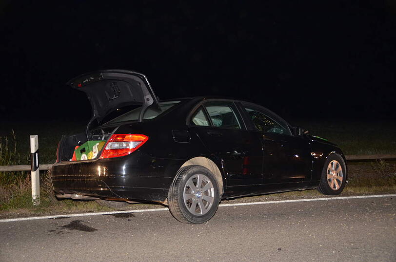 Überholmanöver zum falschen Moment: Zwei Autos krachen frontal ineinander, die beiden Fahrer sind verletzt.